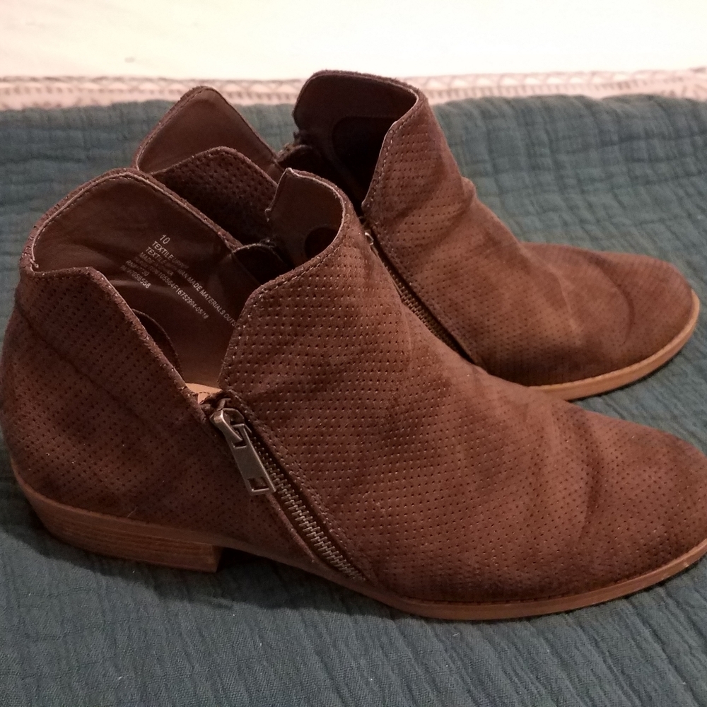 Universal Thread Zip Ankle Booties